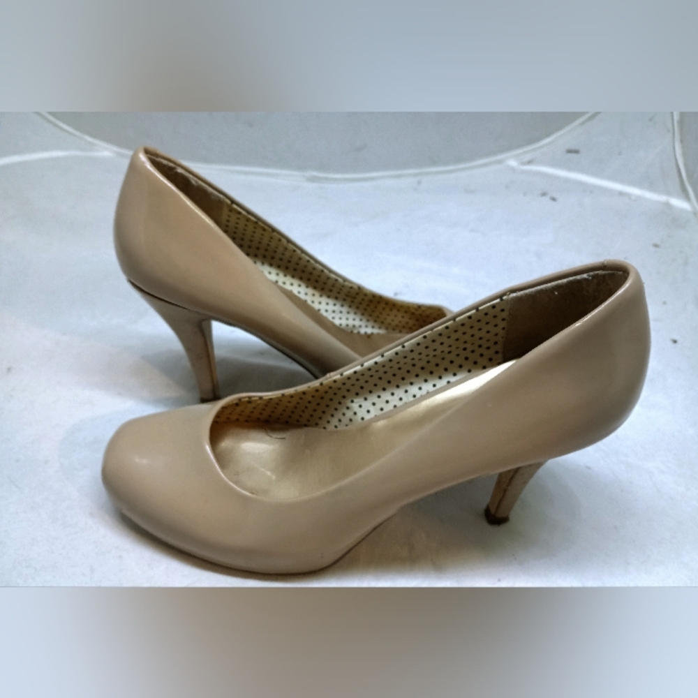 Madden Girls Elegant Beige Women's Heels rounded end in great condition